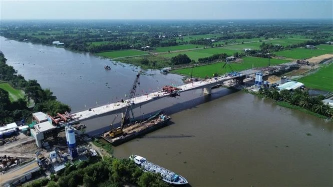 Le pont Vam Co Dong relie les districts de Duc Hoa et Duc Hue de la province de Long An. Photo: VNA