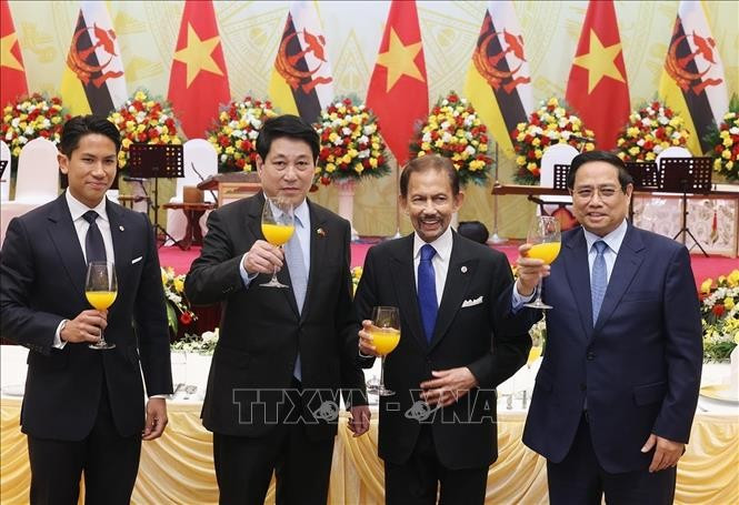 Le président vietnamien Luong Cuong (2e à partir de la gauche), le Premier ministre Pham Minh Chinh (premier à partir de la droite), le sultan de Brunei Darussalam Haji Hassanal Bolkiah (2e à partir de la droite) et le prince Abdul Mateen de Brunei. Photo: VNA