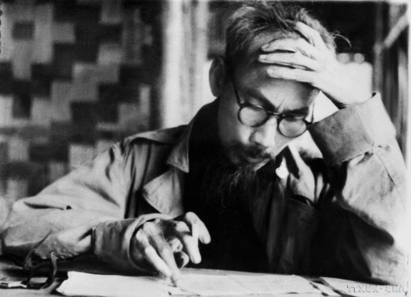 Le Président Hô Chi Minh à Viêt Bac durant la guerre de résistance contre le colonialisme français. Photo : VNA