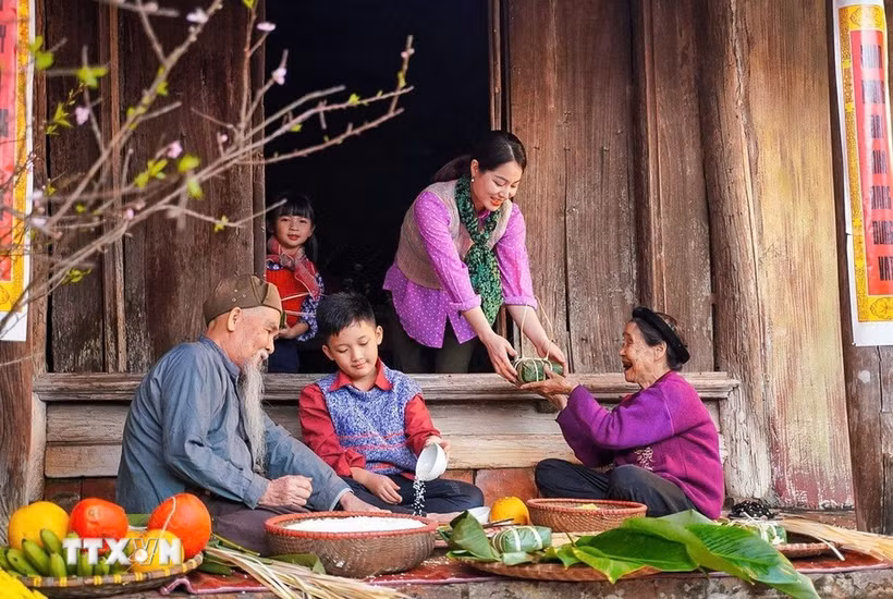 Pour les Vietnamiens, le Nouvel An lunaire est l’occasion pour les membres de la famille de se réunir et de se retrouver ensemble. Photo: VNA