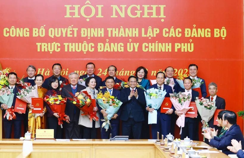 Le Premier ministre Pham Minh Chinh remet les décisions aux organisations du Parti relevant du Comité du Parti du Gouvernement. Photo: VNA