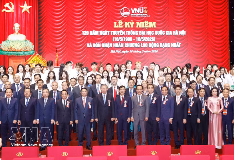 Le secrétaire général du Parti communiste du Vietnam et président du Vietnam, To Lam, participe à la cérémonie marquant le 120e anniversaire de l’Université nationale du Vietnam à Hanoï. Photo: VNA