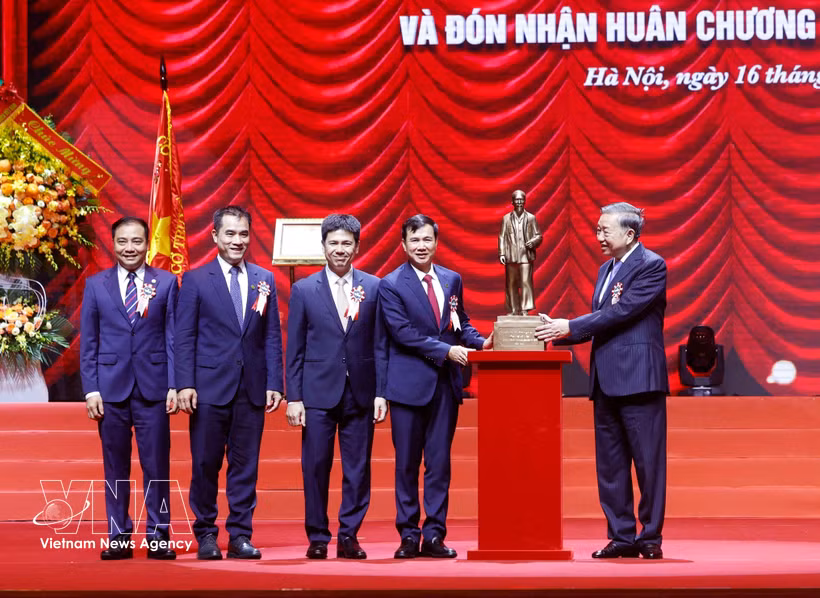 Le secrétaire général du Parti communiste du Vietnam et président du Vietnam, To Lam, offre une statue du Président Ho Chi Minh à l’Université nationale du Vietnam à Hanoï. Photo : VNA