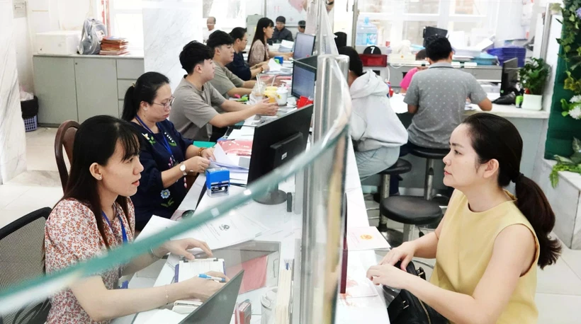 Les options concernant le personnel et les sièges des nouveaux quartiers et communes, prévus à partir du 1er juillet, ont été soigneusement préparées par Hô Chi Minh-Ville afin d'assurer un service fluide aux citoyens et aux entreprises. Photo: thanhnien.vn