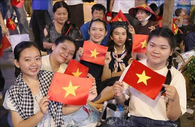 Des étudiants se rassemblent sur le trottoir de la rue Nam Ky Khoi Nghia pour attendre le défilé militaire et civil célébrant le 50e anniversaire de la Libération du Sud et de la Réunification nationale (30 avril 1975 - 30 avril 2025). Photo d’illustration : VNA