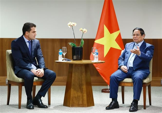 Le Premier ministre Pham Minh Chinh et un représentant du groupe JBS. Photo: VNA