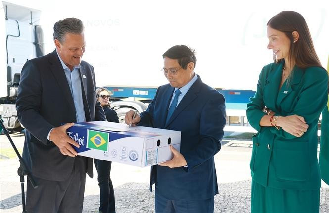 Le Premier ministre Pham Minh Chinh signe sur le premier lot de bœuf brésilien exporté vers le Vietnam. Photo : VNA