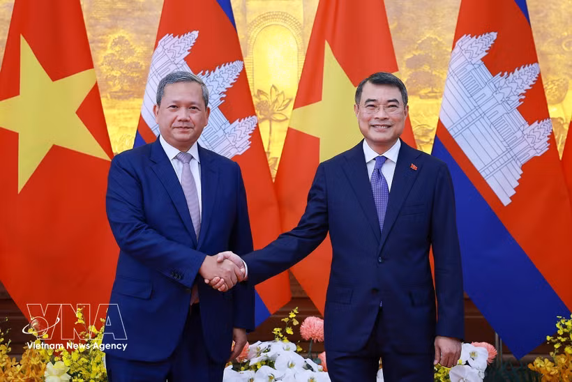 Le Premier ministre Le Minh Hung (à droite) et le Premier ministre cambodgien Hun Manet. Photo: VNA
