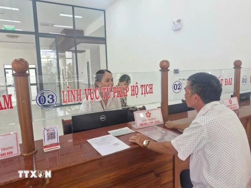 Un homme dépose ses demandes le jour de l'expérimentation du modèle d'administration locale à deux niveaux, dans le quartier de Pleiku, à Gia Lai. Photo : VNA