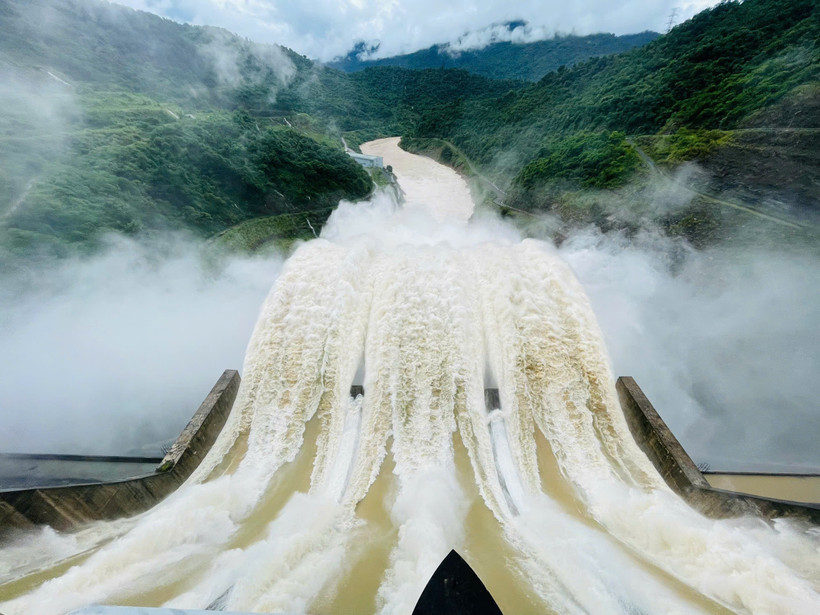 Le barrage hydroélectrique de Ban Ve ajuste son débit pour limiter les crues. Photo: VNA