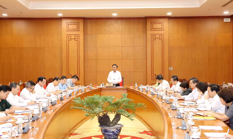 Une réunion de Tran Cam Tu, membre du Bureau politique et permanent du Secrétariat, avec les comités du Parti, les organes relevant du niveau central, le 16 octobre au siège du Comité central du Parti. Photo : VNA.