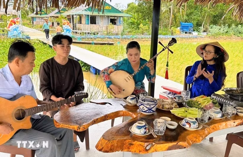 Spectacle de musique folklorique traditionnelle sur le site d'écotourisme et de tourisme rural de Canh Dong Cau Ba. Photo : VNA