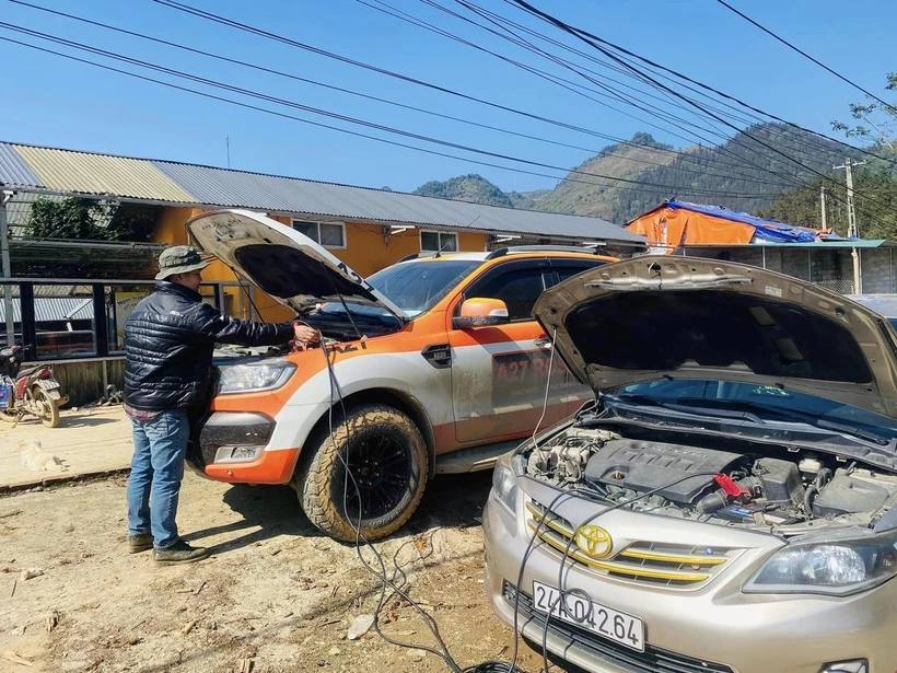 Depuis plus de dix ans, Tran Anh Diep parcourt les routes de sa région au volant de sa Toyota Corolla Altis pour porter secours, gratuitement, à des milliers d’automobilistes confrontés à une panne de batterie. Photo fournie par Tran Anh Diep