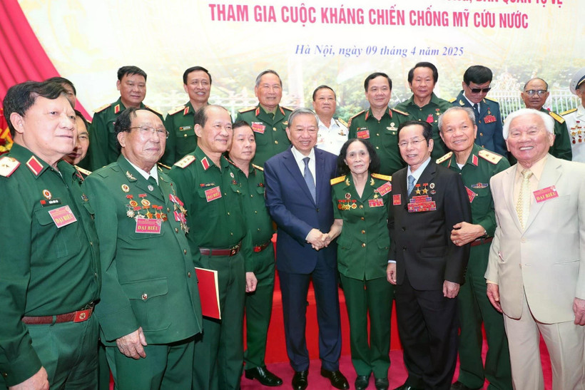 Le secrétaire général du Parti, Tô Lâm, et d'anciens combattants lors de l'événement. Photo: VNA