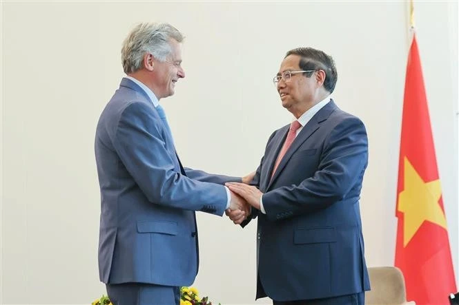 Le Premier ministre Pham Minh Chinh (droite) et Fabien Roussel, secrétaire national du Parti communiste français (PCF). Photo: VNA