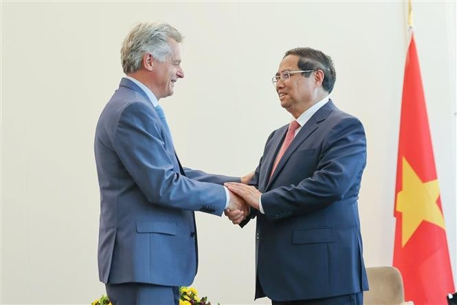 Le Premier ministre Pham Minh Chinh (droite) et Fabien Roussel, secrétaire national du Parti communiste français (PCF). Photo: VNA