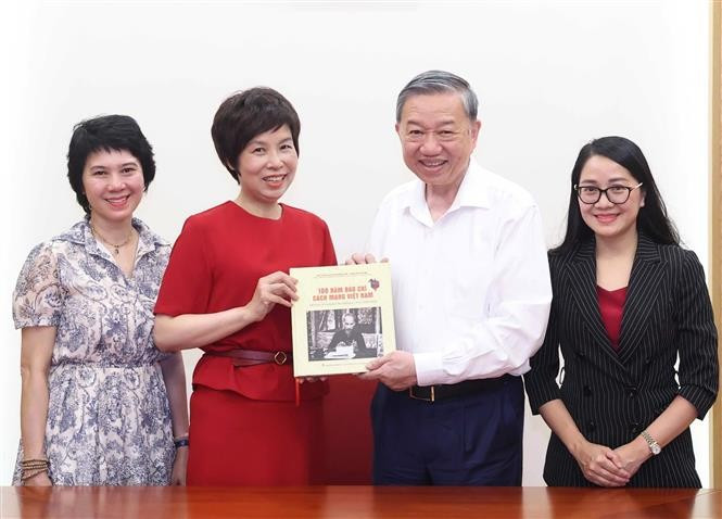 Vu Viet Trang, directrice générale de l’Agence vietnamienne d’Information (VNA), remet le livre au secrétaire général du Parti, Tô Lâm. Photo: VNA