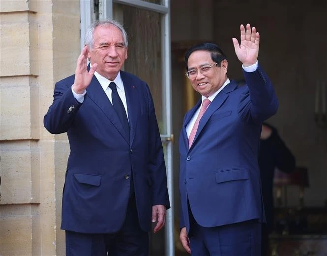 Le Premier ministre Pham Minh Chinh (droite) et son homologue français, François Bayrou. Photo: VNA