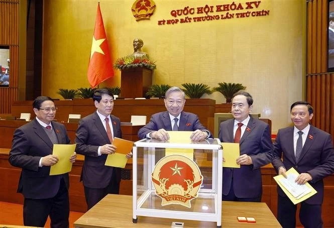 Le secrétaire général du Parti, To Lam, le président Luong Cuong, le Premier ministre Pham Minh Chinh, le président de l'Assemblée nationale Tran Thanh Man et des délégués votent lors de la séance. Photo: VNA