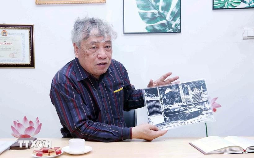 Le journaliste Tran Mai Huong, ancien directeur général de l'Agence vietnamienne d'Information, partage ses souvenirs autour de la photo intitulée « Entrée de chars des forces de libération dans le Palais de l'Indépendance à midi, le 30 avril 1975 ». Photo : VNA)