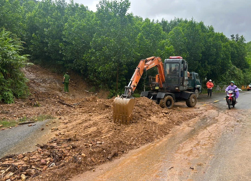 Les forces compétentes dégagent l’emplacement éboulé sur la route nationale 14G, commune de Hoa Vang, à Da Nang. Photo: VNA