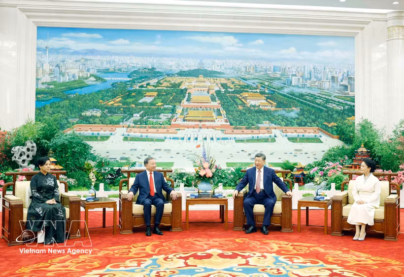 Le dirigeant To Lam et son épouse participent à un thé avec le dirigeant chinois Xi Jinping et son épouse. Photo : VNA