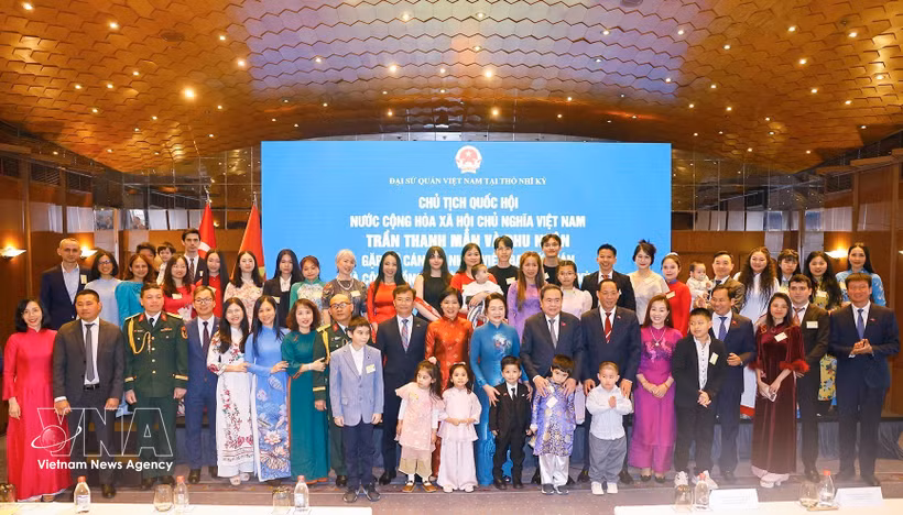 Le président de l’Assemblée nationale Tran Thanh Man et son épouse, aux côtés du personnel de l’ambassade et de la communauté vietnamienne en Turquie. Photo : VNA