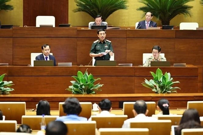 Le ministre de la Défense, Phan Van Giang, clarifie plusieurs points soulevés par les députés de l'Assemblée nationale. Photo : VNA