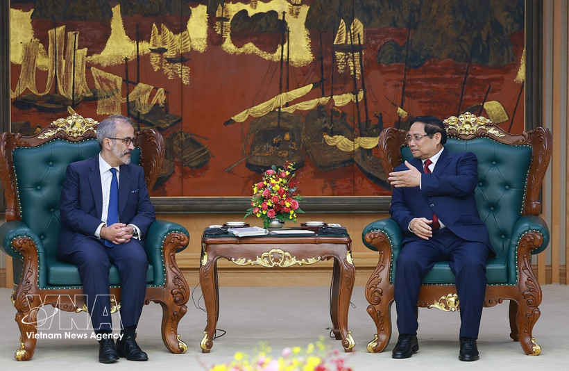 Le Premier ministre Pham Minh Chinh (à droite) et le ministre d’État et ministre des Affaires étrangères du Portugal, Paulo Rangel. Photo: VNA