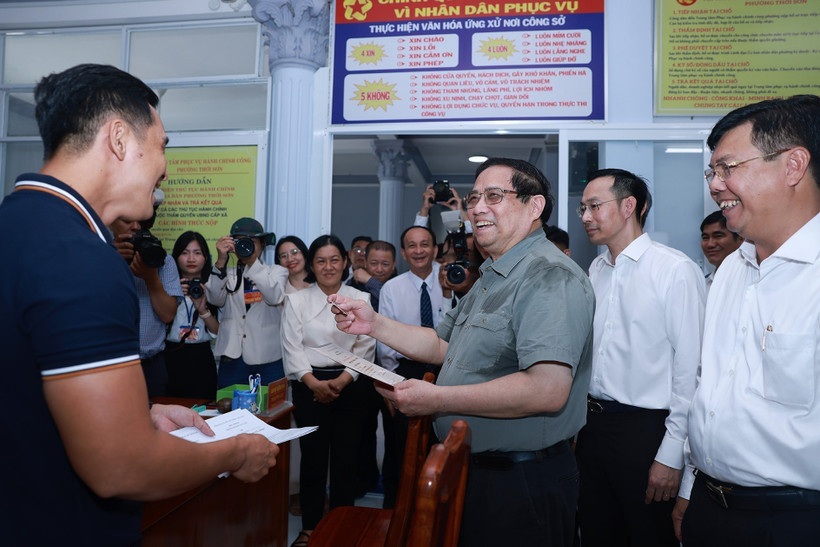 Le Premier ministre Pham Minh Chinh effectue une inspection du fonctionnement du modèle d’administration locale à deux niveaux à An Giang. Photo: VNA