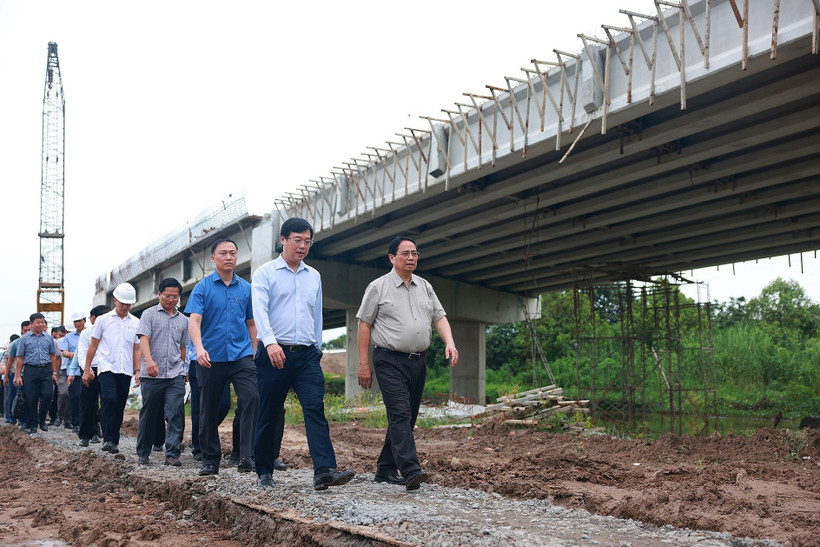 Le Premier ministre Pham Minh Chinh inspecte l’état d’avancement des travaux du projet d'autoroute Cao Lanh - An Huu. Photo: VNA