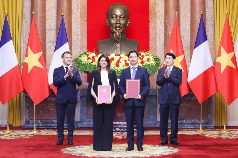 Le matin du 26 mai 2025, le président Luong Cuong et son homologue français Emmanuel Macron assistent aux échanges de nombreux documents de coopération bilatérale. Photo : VNVC