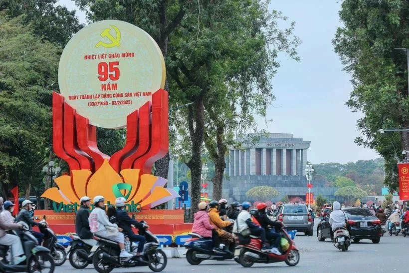 Une grande bannière célébrant le 95e anniversaire de la fondation du Parti communiste du Vietnam sur la rue Dien Bien Phu, Hanoï. Photo: VNA