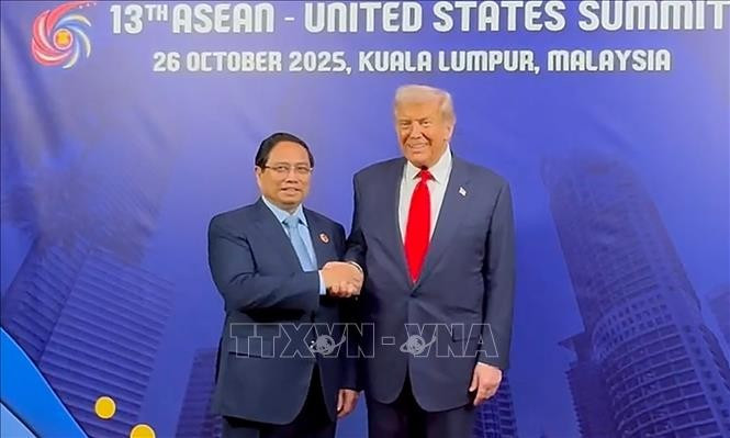 Le Premier ministre Pham Minh Chinh, et le président des États-Unis, Donald Trump. Photo: VNA