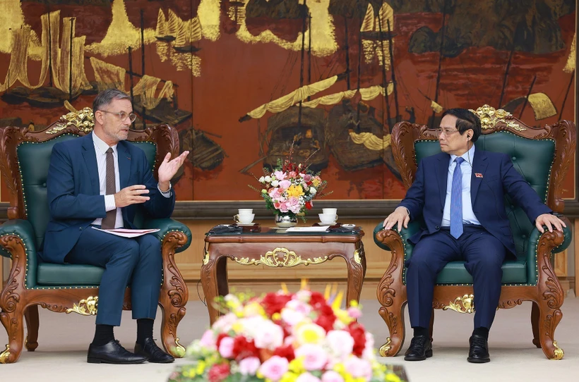 Le Premier ministre Pham Minh Chinh et l’ambassadeur de France au Vietnam, Olivier Brochet. Photo: VNA