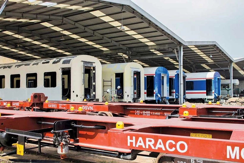 La construction de wagons, de locomotives, l'installation d'équipements, de matériels ferroviaires et plusieurs autres étapes, sont entreprises par des entreprises nationales. Photo: baodautu