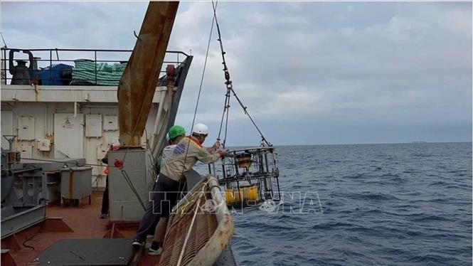Echantillonnage de sédiments dans la zone du plateau continental du Vietnam par l'équipe d'exploration. Photo: VNA