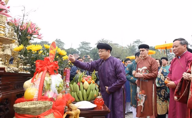 Les délégués offrent de l'encens à la Cité impériale de Thang Long, à Hanoï. Photo : Ministère des Affaires étrangères