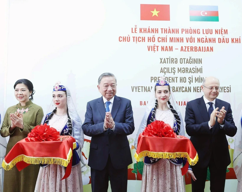 Le secrétaire général Tô Lâm et son épouse lors de la cérémonie d'inauguration de la salle commémorative. Photo: VNA