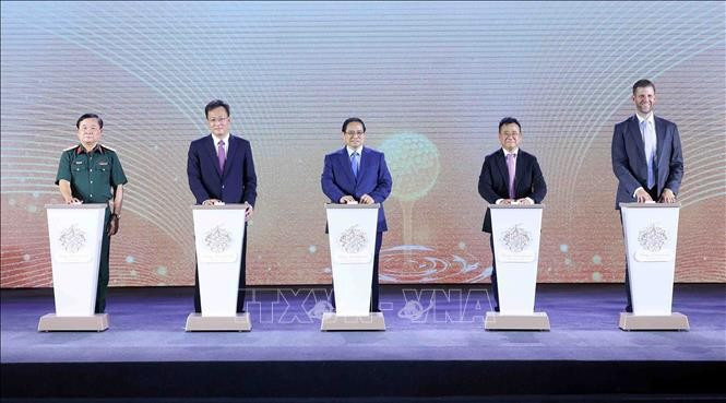 Le Premier ministre Pham Minh Chinh (au milieu) et des délégués à la cérémonie de mise en chantier du projet de complexe urbain, d'écotourisme et de golf de Khoai Chau, province de Hung Yen (Trump International Hung Yen). Photo : VNA