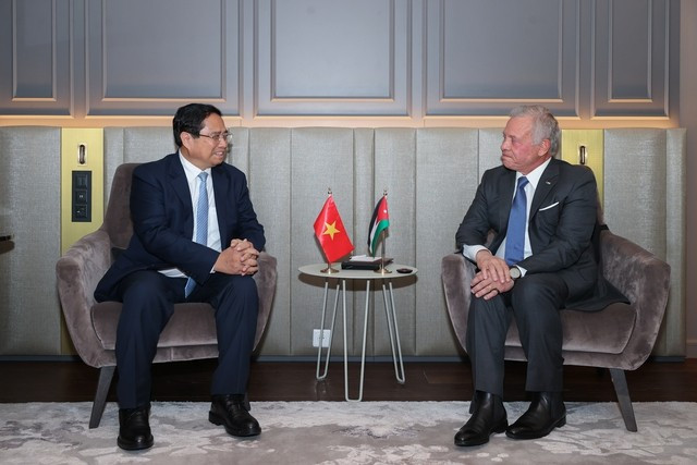 Le Premier ministre Pham Minh Chinh (gauche) et le roi de Jordanie, Abdallah II bin Al Hussein. Photo: VNA