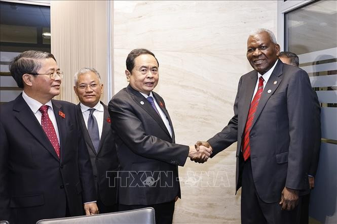Le président de l’Assemblée nationale du Vietnam, Tran Thanh Man (gauche), et son homologue cubain, Esteban Lazo. Photo: VNA