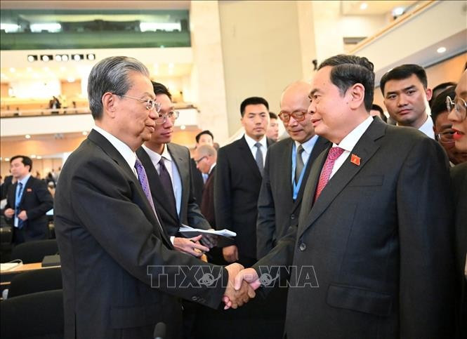 Le président de l’Assemblée nationale du Vietnam, Tran Thanh Man (droite), et le président du Comité permanent de l’Assemblée populaire nationale de Chine, Zhao Leji. Photo: VNA