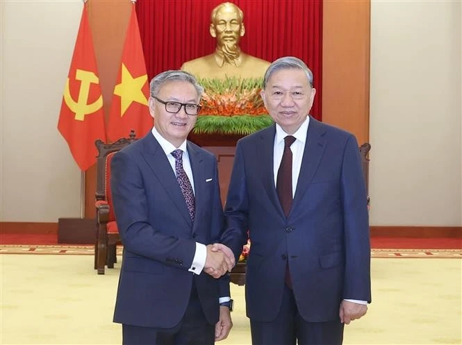 Le secrétaire général du Parti, Tô Lâm (droite), et le ministre des Affaires étrangères du Laos, Thongsavanh Phomvihane, en visite officielle au Vietnam. Photo: VNA