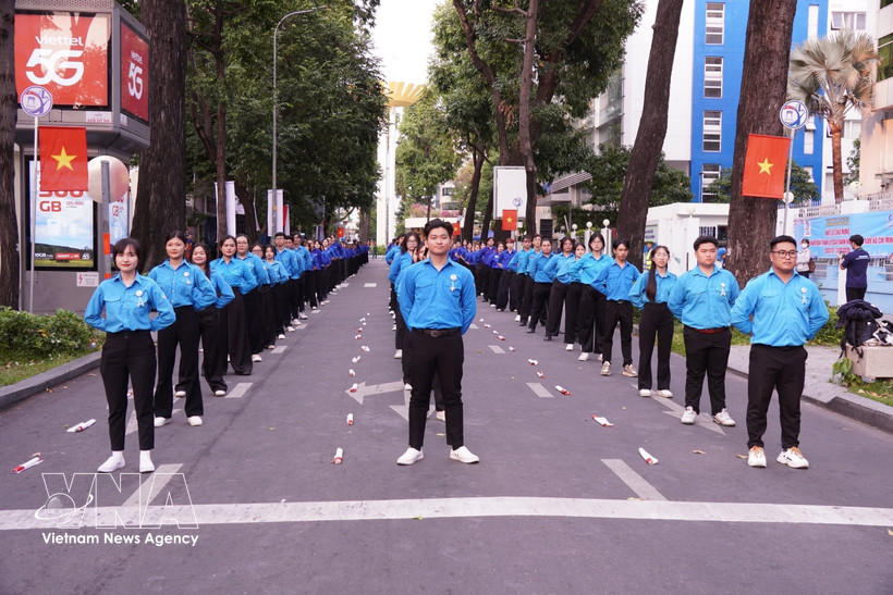 Des jeunes participent à une performance collective lors du Festival de la jeunesse de Ho Chi Minh-Ville 2026. Photo : VNA