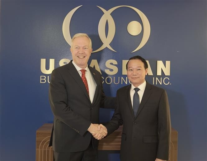 Le ministre l’Agriculture et de l'Environnement, Do Duc Duy, et Ted Osius, président et directeur général de l’USABC. Photo: VNA