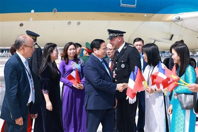 Le Premier ministre Pham Minh Chinh et son épouse Lê Thi Bich Trân arrivent à Nice, France. Photo: VNA
