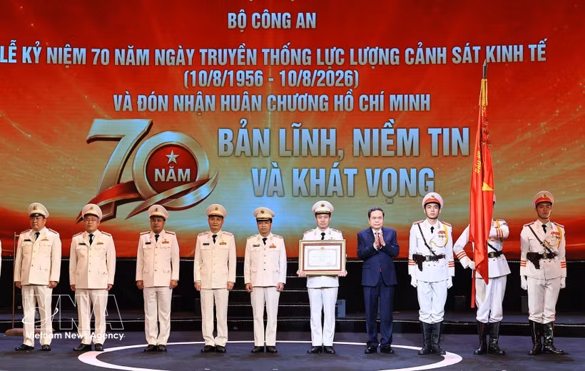 Le président de l’Assemblée nationale, Tran Thanh Man, remet l’Ordre Hô Chi Minh à la Police économique. Photo : VNA
