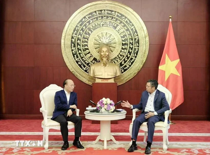 L’ambassadeur du Vietnam en Chine, Pham Thanh Binh (droite), et le vice-président de la région autonome Zhuang du Guangxi, Liao Pinhu. Photo: VNA