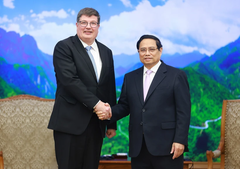 Le Premier ministre Pham Minh Chinh (droite) et le ministre finlandais Arto Olavi Satonen. Photo: VNA